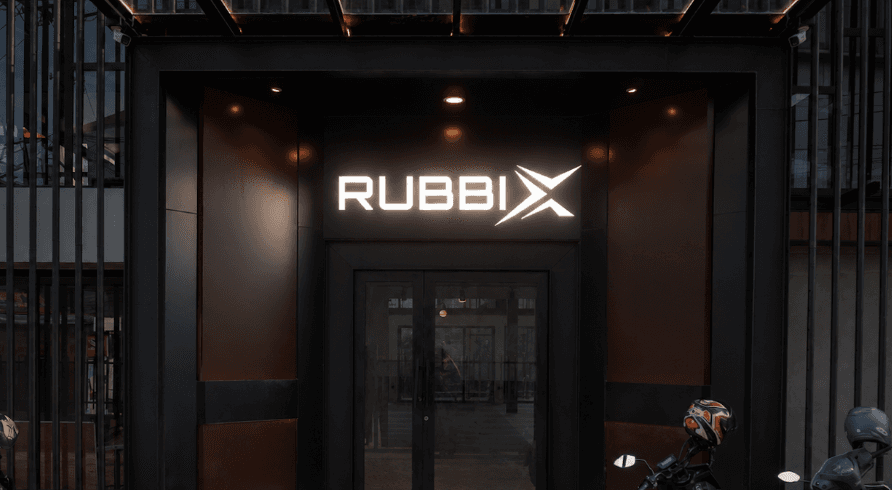 Fasad outlet Rubbix Coffee pada malam hari dengan papan nama menyala